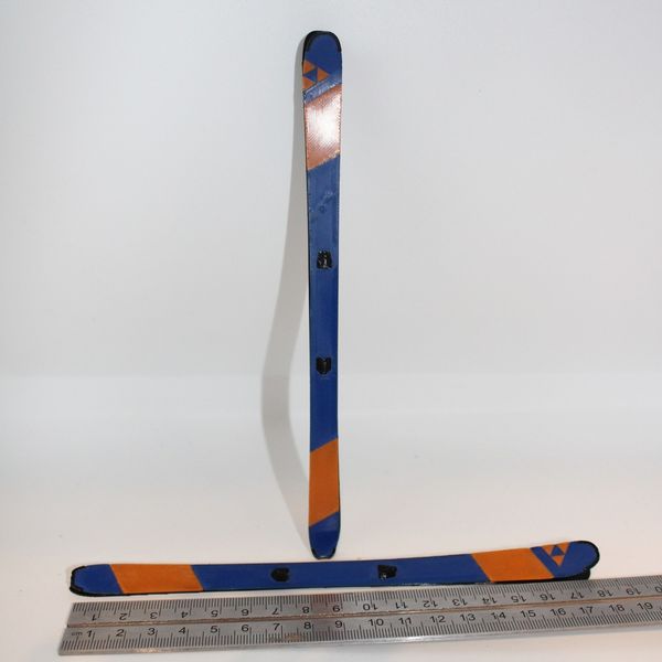 Skis bleu